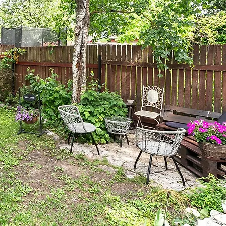 Peaceful With Desk & Free Parking Near Center Lejlighed *