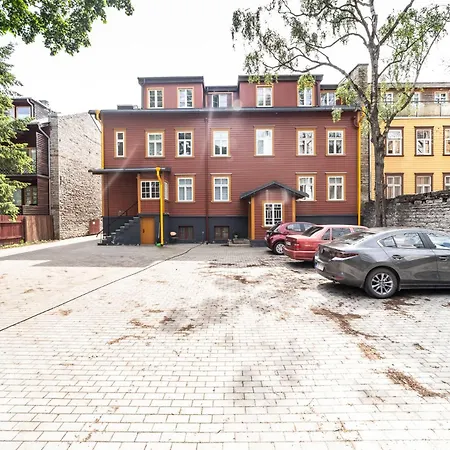 Peaceful With Desk & Free Parking Near Center * טאלין