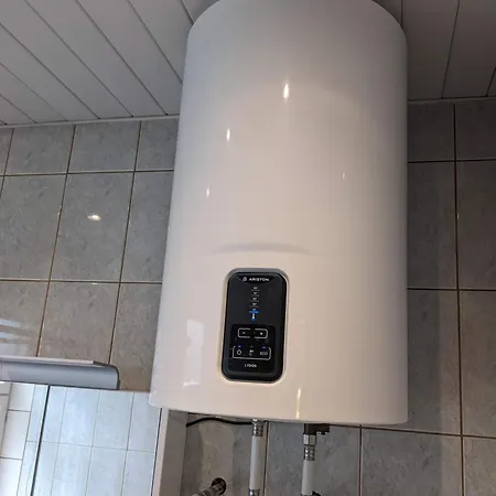 Peaceful With Desk & Free Parking Near Center