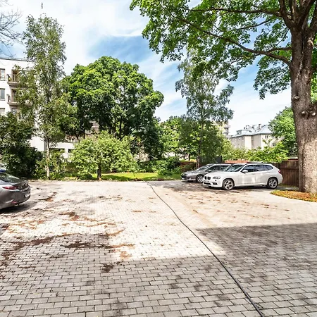 Peaceful With Desk & Free Parking Near Center דירה טאלין