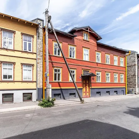 Peaceful With Desk & Free Parking Near Center Apartman