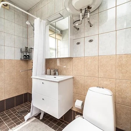 Peaceful With Desk & Free Parking Near Center *