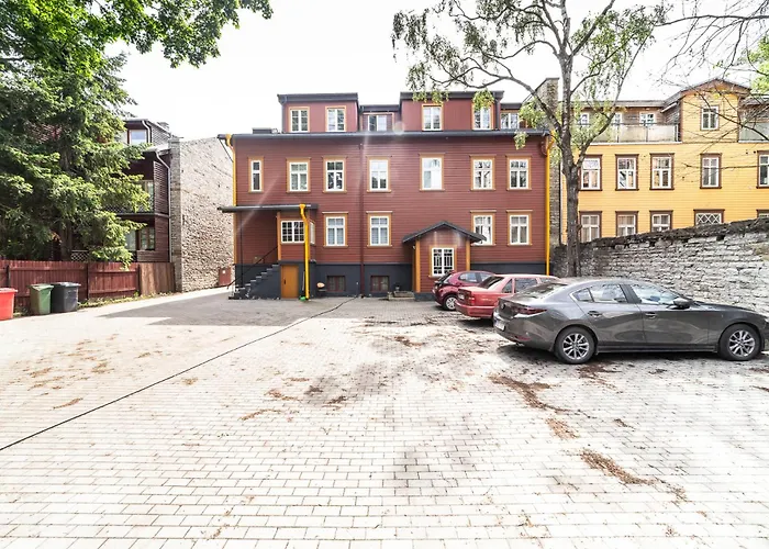 Peaceful With Desk & Free Parking Near Center * Reval