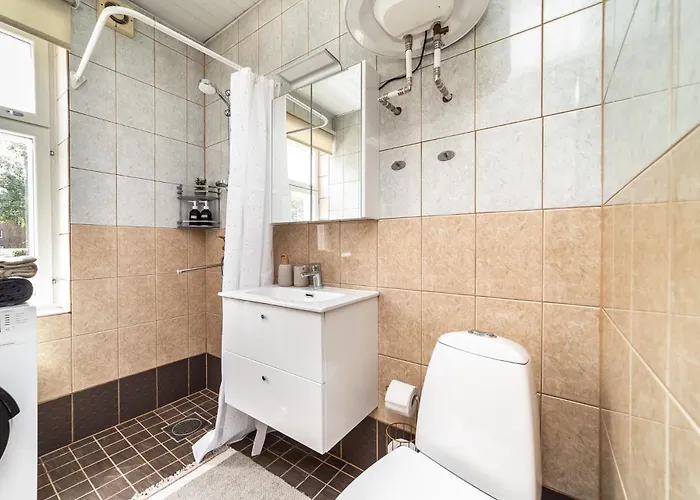 Peaceful With Desk & Free Parking Near Center *