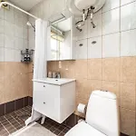 Peaceful With Desk & Free Parking Near Center *