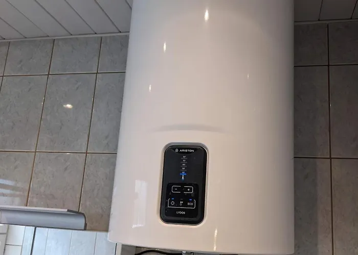 Peaceful With Desk & Free Parking Near Center